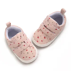 Makroansicht rosa Baby-Lauflernschuhe mit weicher Sohle und süßem Kirschmuster-Druck
