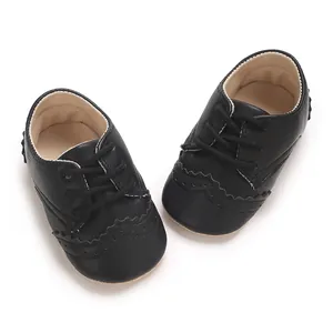 Détail de chaussures de marche pour bébé en cuir noir style richelieu classique