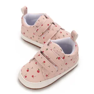 Detailansicht der rosa Lauflernschuhe für Babys mit Kirschdruck und doppeltem Klettverschluss