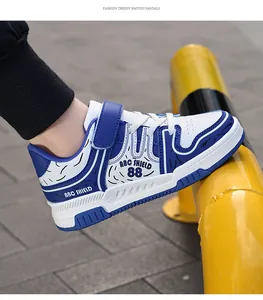 Vista lateral detallada de una zapatilla deportiva infantil azul y blanca con velcro