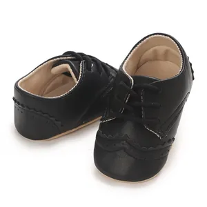 Gros plan détaillé de chaussures de marche bébé en cuir PU noir avec motif richelieu