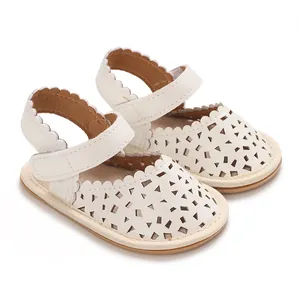 Vue détaillée de sandales blanches pour bébé fille avec motif laser et semelle souple