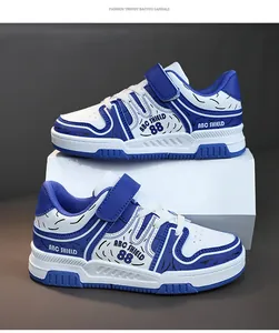 Vista lateral de zapatillas deportivas infantiles azules y blancas con velcro y cordones.