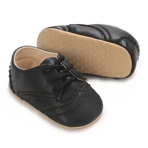 Vue détaillée des chaussures Oxford pour bébé à semelle souple noire avec texture antidérapante