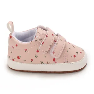 Detailansicht von rosa Babyschuhen mit Kirschmuster und doppeltem Klettverschluss