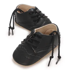 Détail de chaussures Richelieu pour bébé à semelle souple noire avec lacets