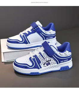 Zapatillas casuales azul y blanco para niños con cierre de velcro y estampados
