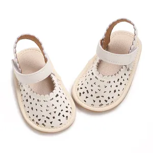 Sandales blanches découpées au laser pour bébé fille avec bords festonnés et semelle souple