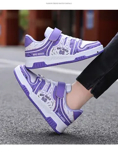 Zapatillas de moda moradas y blancas para niños con velcro y suelas antideslizantes.