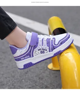 Vista lateral detallada de zapatillas modernas para niños en color violeta y blanco