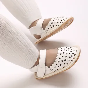 Vue détaillée de sandales blanches pour bébé fille avec motifs géométriques découpés au laser