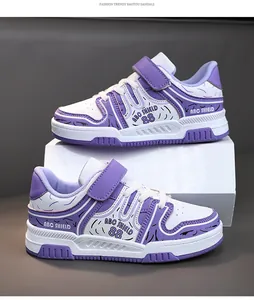 Primer plano de zapatillas de skate moradas y blancas para niños con velcro y patrones laterales