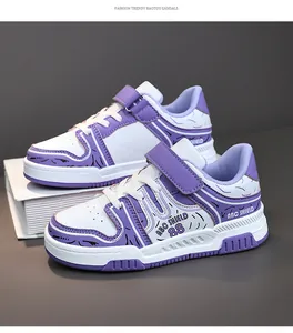 Zapatillas infantiles en blanco y púrpura con logo ABC Shield y cierre de velcro.