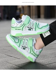 Primer plano de zapatillas de skate blancas y verdes para niños con cierre de velcro