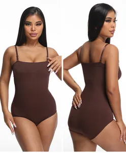 Détail avant et arrière d'un body gainant marron pour le contrôle du ventre sur modèle