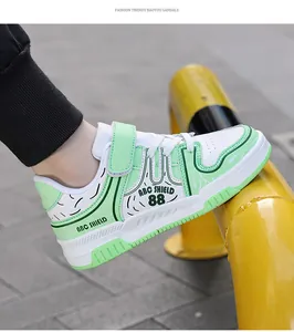 Detalle de zapatillas de skate para niños en blanco y verde con estampado ABC SHIELD