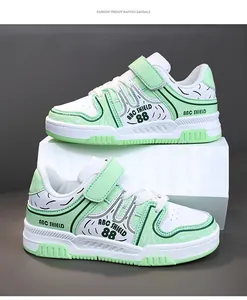 Vista detallada de las zapatillas de moda verdes y blancas para niños con velcro