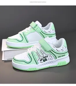 Vista detallada de las zapatillas deportivas para niños en color verde menta y blanco.