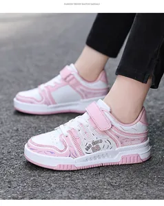 Zapatillas de skate rosas y blancas para niñas con diseño ABC SHIELD y cierre de velcro.