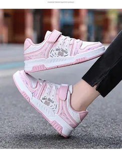 Detalle de zapatillas deportivas para niñas en rosa y blanco con cierre de velcro