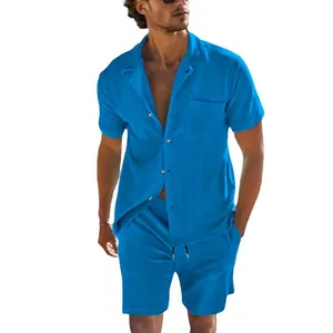 Completo estivo da uomo con camicia bottonata testurizzata e pantaloncini blu