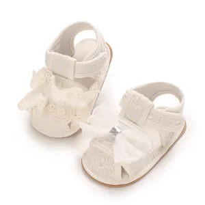 Niedliche weiße Spitzen-Sandalen für Babymädchen mit rutschfester Gummisohle für Läufer
