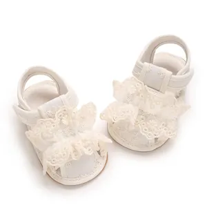 Detailansicht weißer Baby-Sandalen mit Spitze und rutschfester Gummisohle für Mädchen
