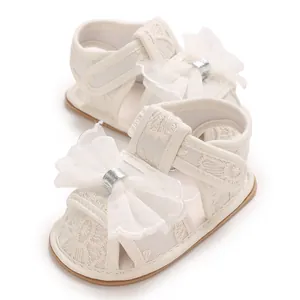 Detailansicht der weißen Baby-Sandalen für Mädchen mit eleganter Netzschleife