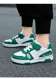 Dettaglio di scarpe da skate in pelle verde e bianco per bambini con chiusura a velcro.