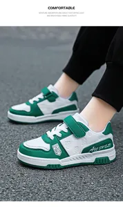 Vista dettagliata delle sneakers in pelle verde e bianca per bambini con ricamo ABC SHIELD.