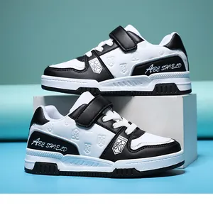 Dettaglio ravvicinato di scarpe da ginnastica in pelle per bambini in nero e bianco.