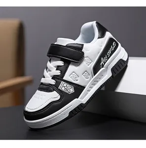 Dettaglio laterale di sneaker da skateboard in pelle bianca e nera per bambini