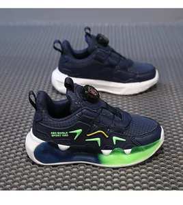 Detailansicht der marineblauen Kindersportschuhe mit neongrünen Akzenten und Drehverschluss