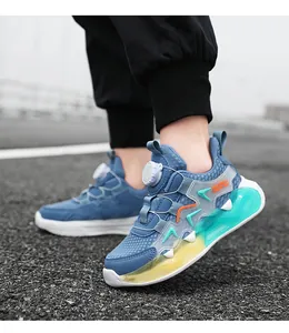 Detailansicht blauer Kindersportschuhe mit praktischem Drehverschluss auf Asphalt