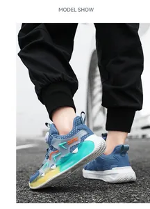 Nahaufnahme der blauen Jungen-Laufschuhe mit Drehverschluss und robuster Gummisohle.