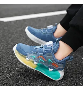 Detailansicht blaue Kindersportschuhe mit Drehverschluss und farbenfroher Sohle
