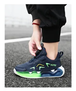 Nahaufnahme von dunkelblauen Kindersportschuhen mit neongrünen Akzenten und Drehverschluss
