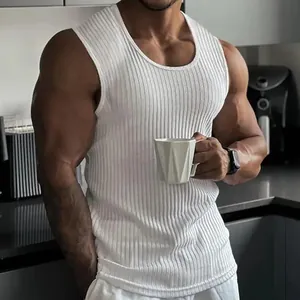 Détail d'un débardeur blanc en maille côtelée pour homme pour le sport et les loisirs