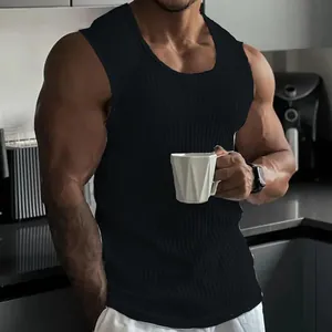Gros plan d'un débardeur en maille côtelée noire sur un modèle masculin musclé