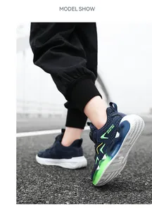 Detailansicht der blauen Kinder-Leder-Sneaker mit grünen Akzenten in Aktion