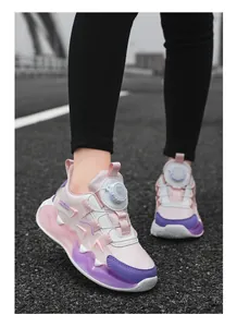 Detailansicht pink-lila Kinder-Laufschuhe mit praktischem Drehverschluss-System
