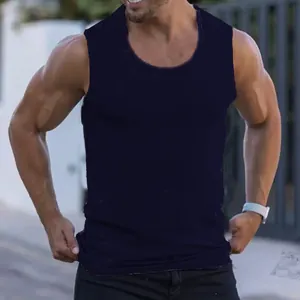 Vue détaillée de la texture côtelée bleu marine d'un débardeur de sport pour hommes