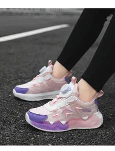 Detaillierte Ansicht der lila-pinken Kindersneaker mit praktischem Drehverschluss.