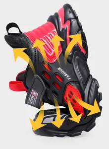 Détail de la semelle souple et flexible des chaussures de sport pour garçons noir et rouge