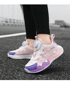 Detailansicht von rosa und violetten Kinder-Laufschuhen mit praktischem Drehverschluss-System