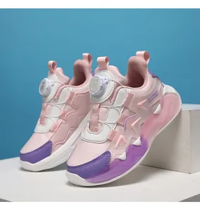 Nahaufnahme von rosa Kindersneakern mit weißem Drehverschluss und lila Details