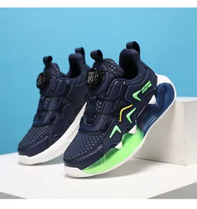 Detail der dunkelblauen Kinder-Sneaker mit grünen Akzenten und Drehverschluss-System