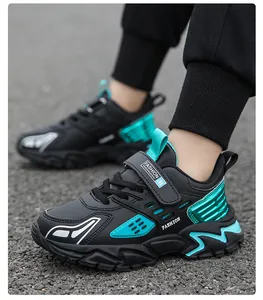 Vue détaillée de baskets de sport pour garçons noir et cyan avec fermeture à scratch.