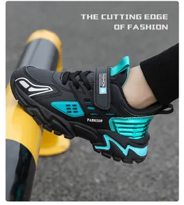 Détail de baskets de sport noir et turquoise pour garçons avec fermeture à scratch