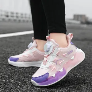 Rosane und violette Kindersneaker mit Drehverschluss und weicher transparenter Sohle